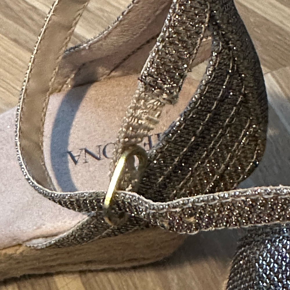 Gold wedge shoes slightly use size 8 1/2 - Picture 11 of 11